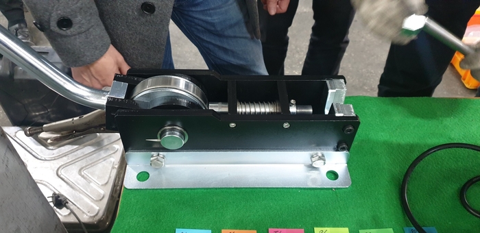 It is a semi-auto assembly machine for small size sleeve